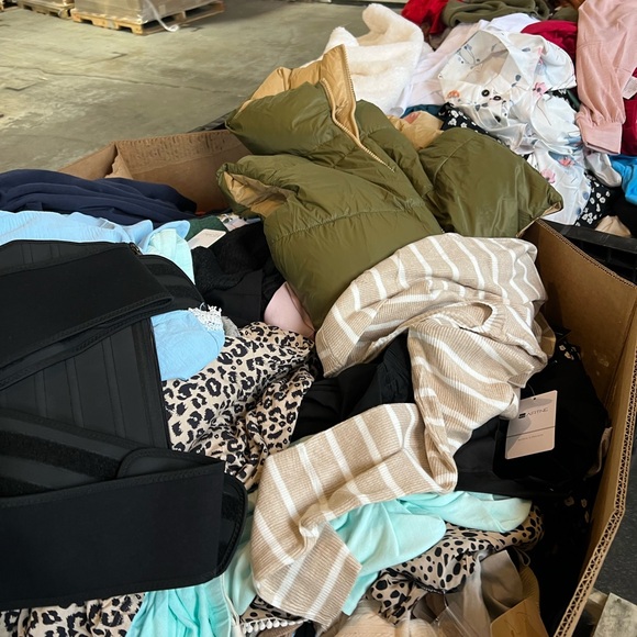 50 Wholesale Liquidation Box Lot Amazon TARGET Clothing Shoes Mixed Box Women - Picture 14 of 14